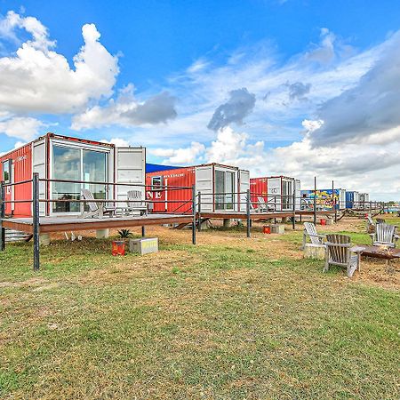Flophouze Shipping Container Hotel Round Top Bagian luar foto