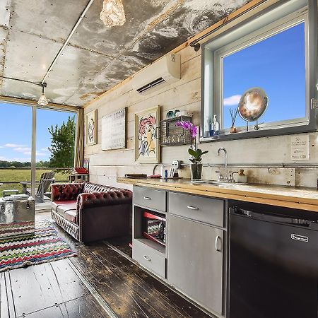 Flophouze Shipping Container Hotel Round Top Bagian luar foto