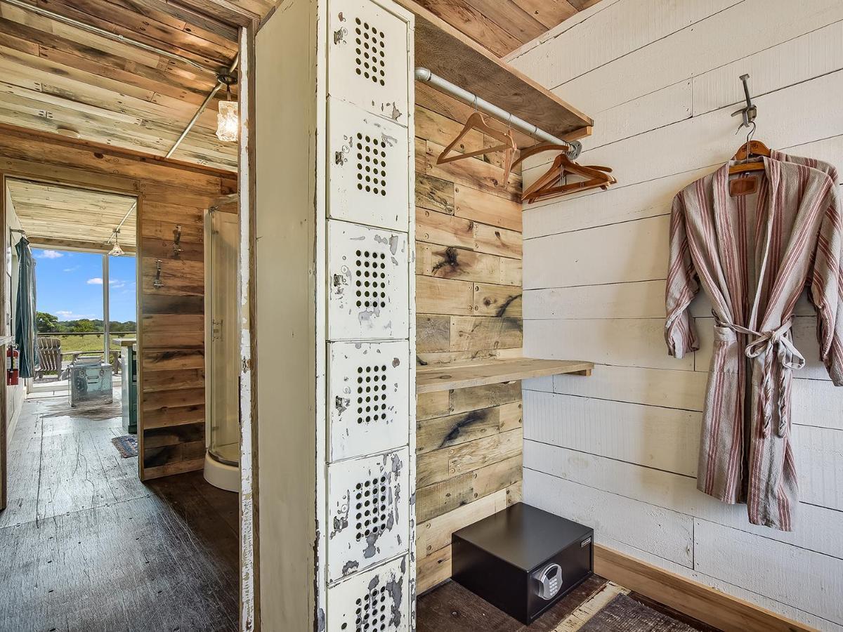 Flophouze Shipping Container Hotel Round Top Bagian luar foto