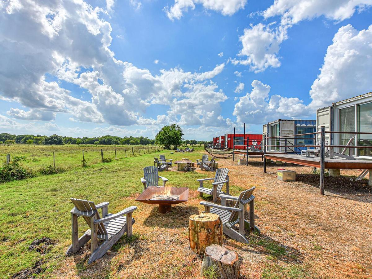 Flophouze Shipping Container Hotel Round Top Bagian luar foto