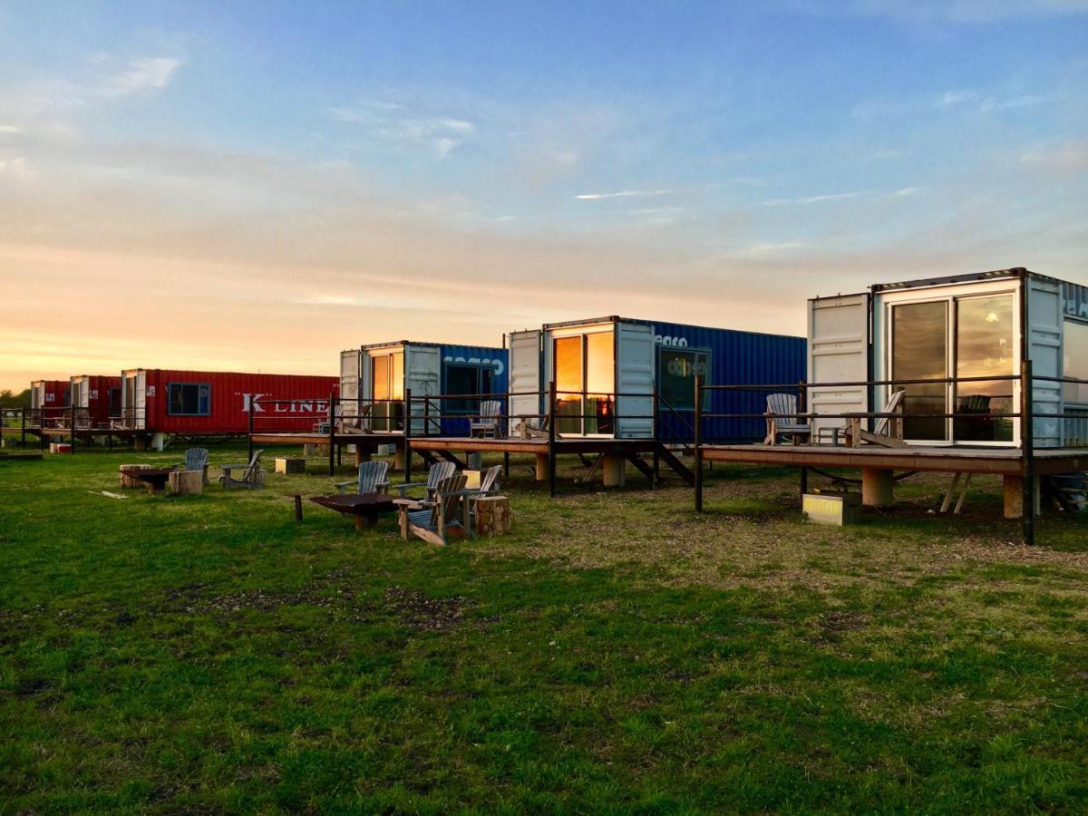Flophouze Shipping Container Hotel Round Top Bagian luar foto