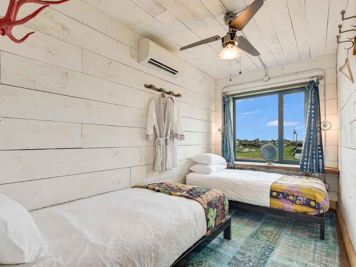 Flophouze Shipping Container Hotel Round Top Bagian luar foto
