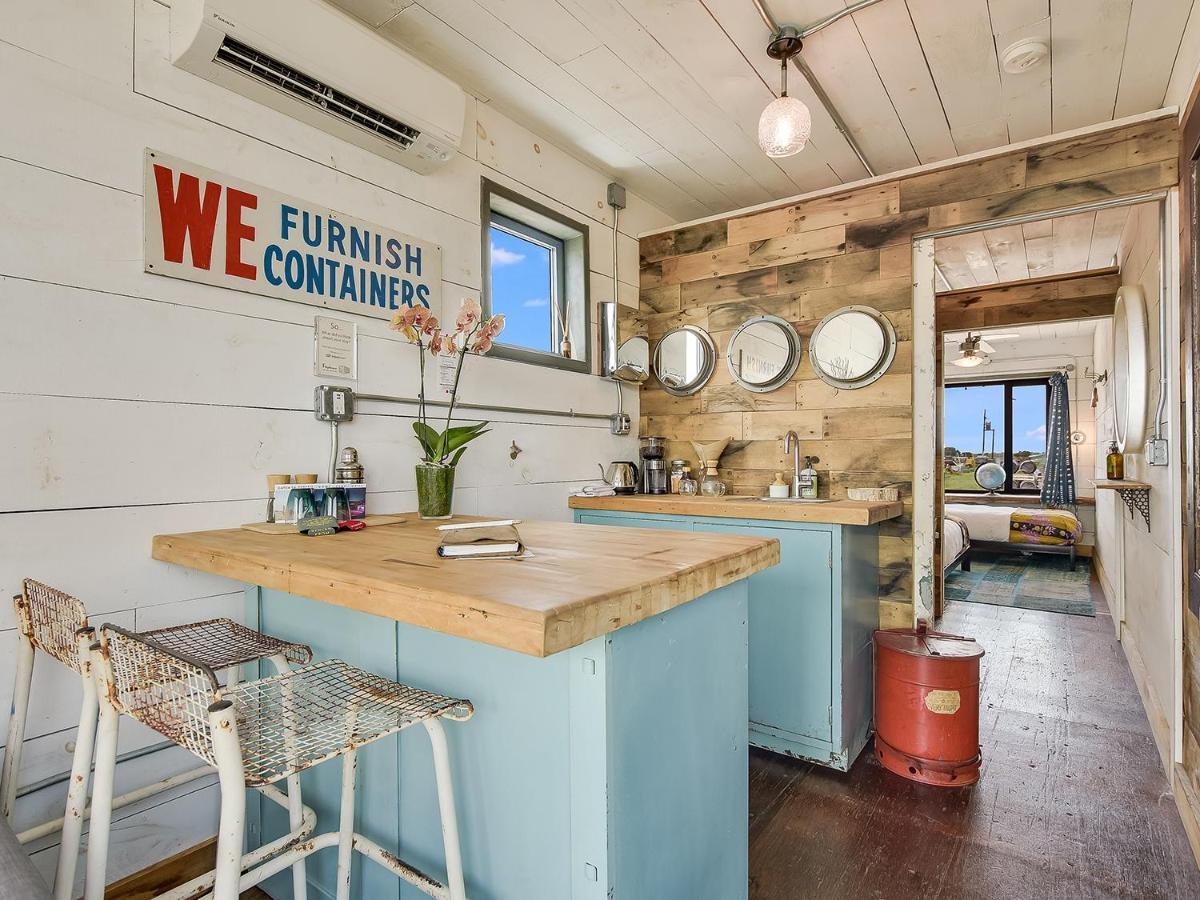 Flophouze Shipping Container Hotel Round Top Bagian luar foto