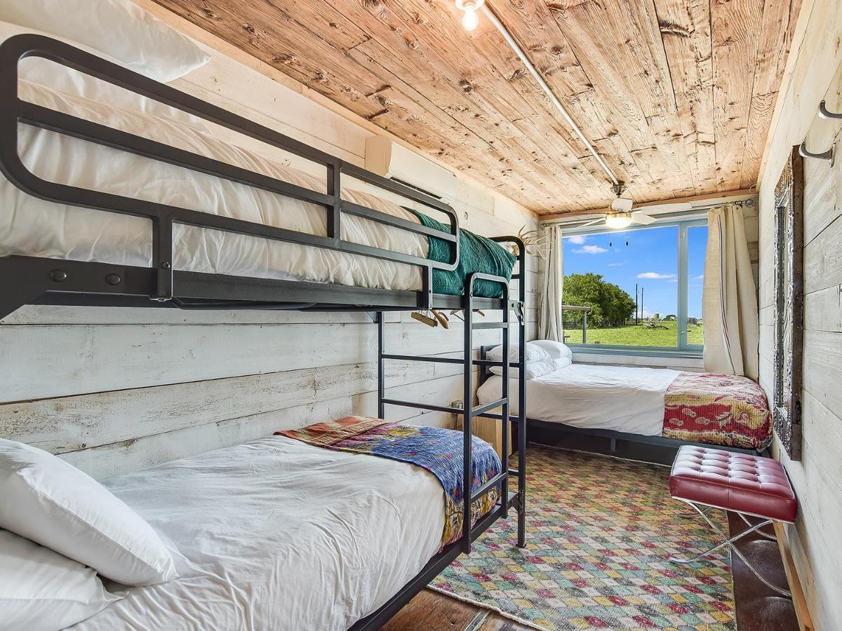 Flophouze Shipping Container Hotel Round Top Bagian luar foto