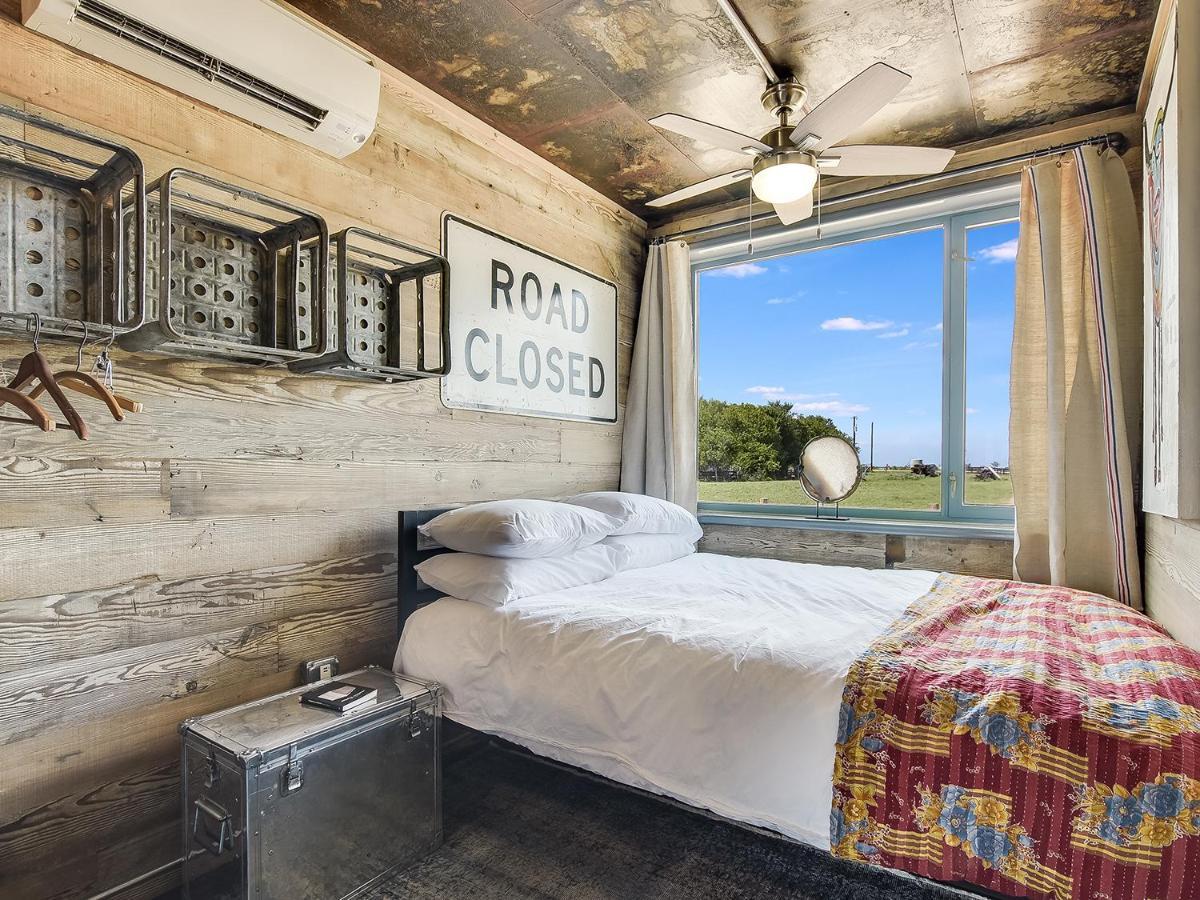 Flophouze Shipping Container Hotel Round Top Bagian luar foto