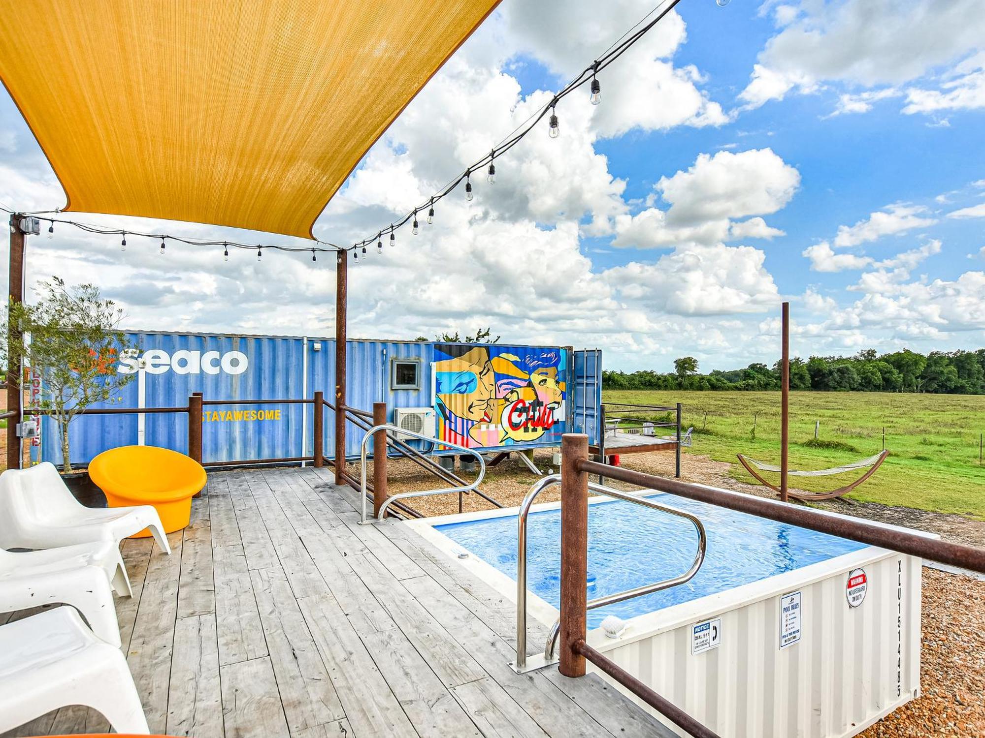 Flophouze Shipping Container Hotel Round Top Bagian luar foto