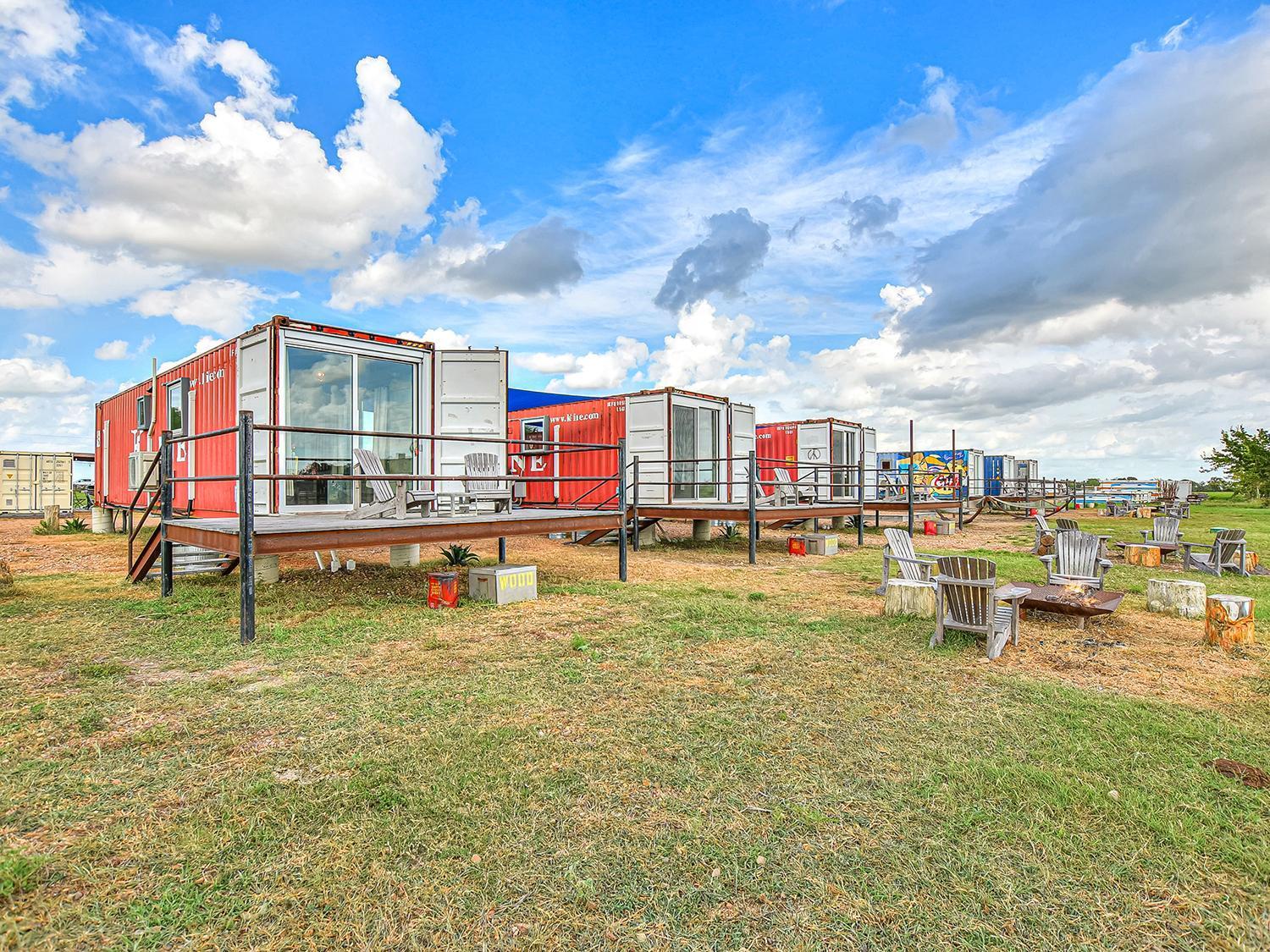 Flophouze Shipping Container Hotel Round Top Bagian luar foto