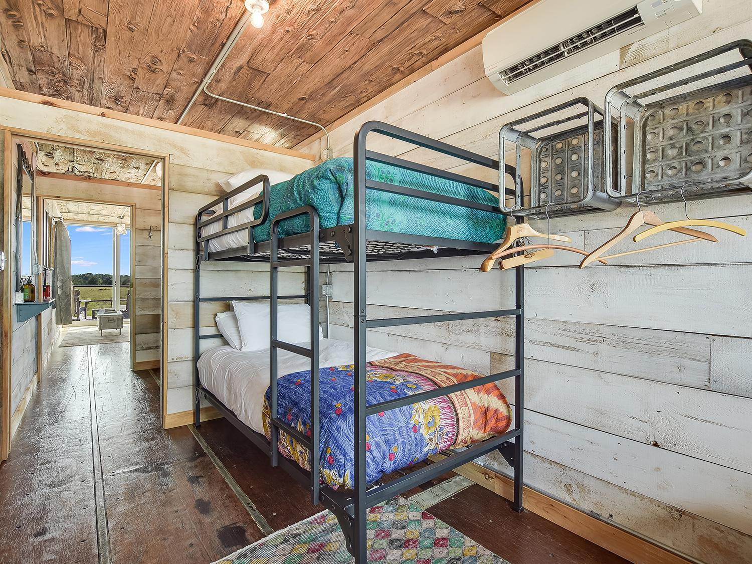 Flophouze Shipping Container Hotel Round Top Bagian luar foto